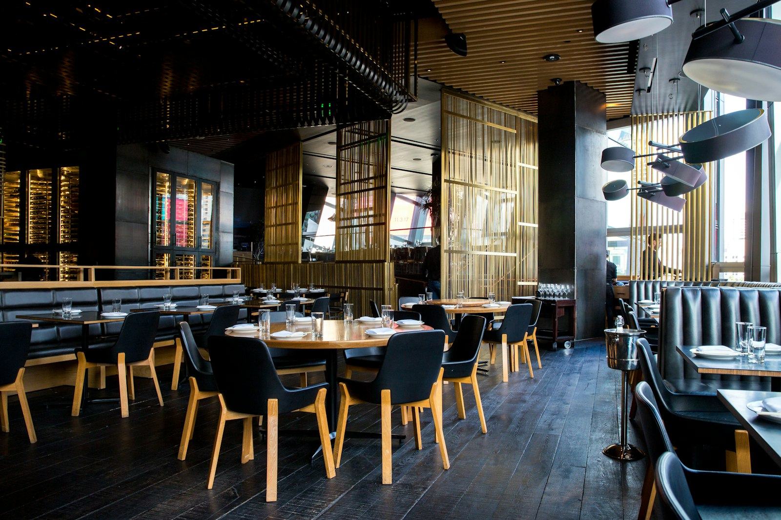 Salle du restaurant claire et lumineuse aux grandes baies vitrées
