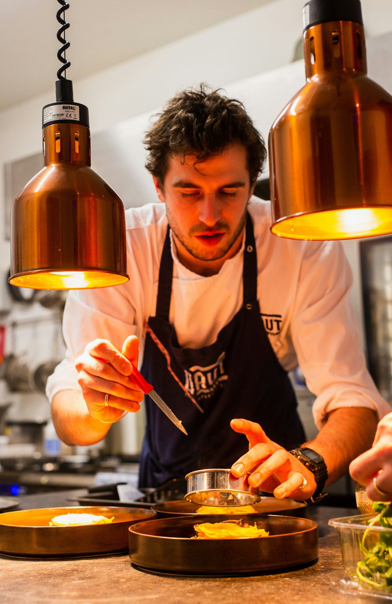 Théo Vialard, chef & fondateur, en cuisine