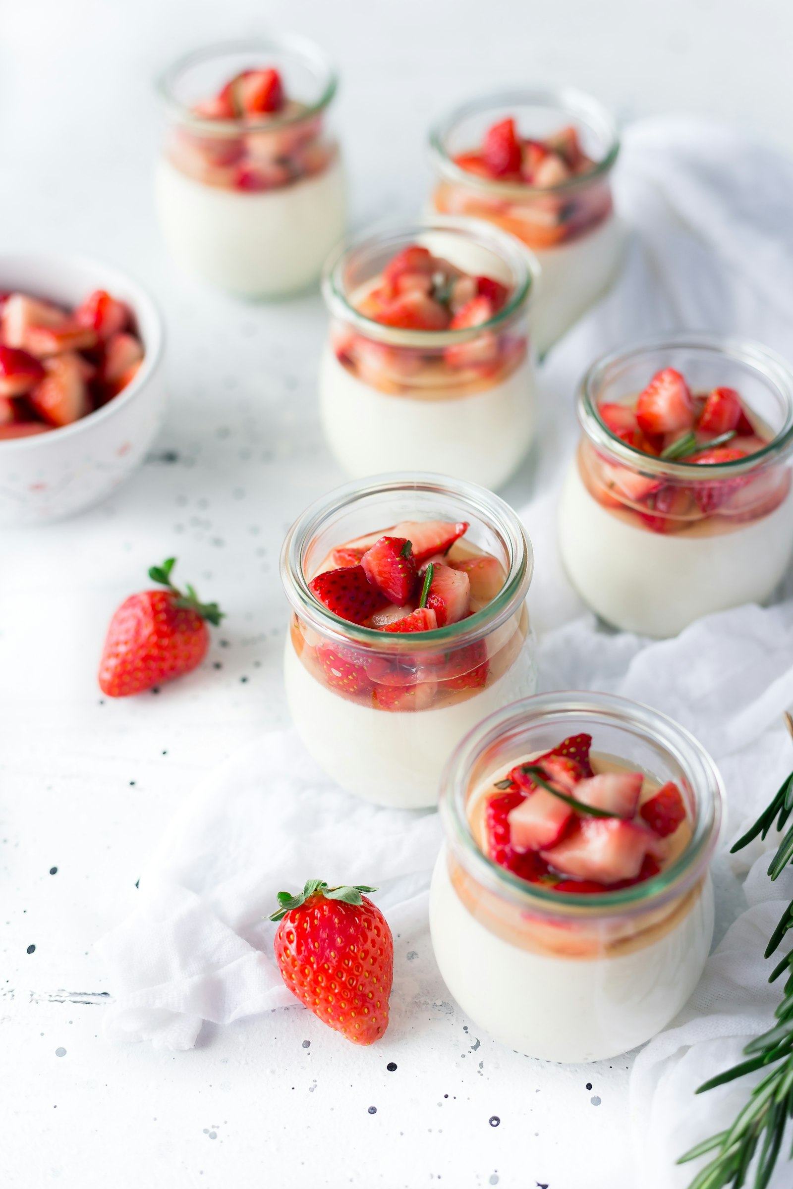 Dessert aux fruits rouges et meringue sur fond clair