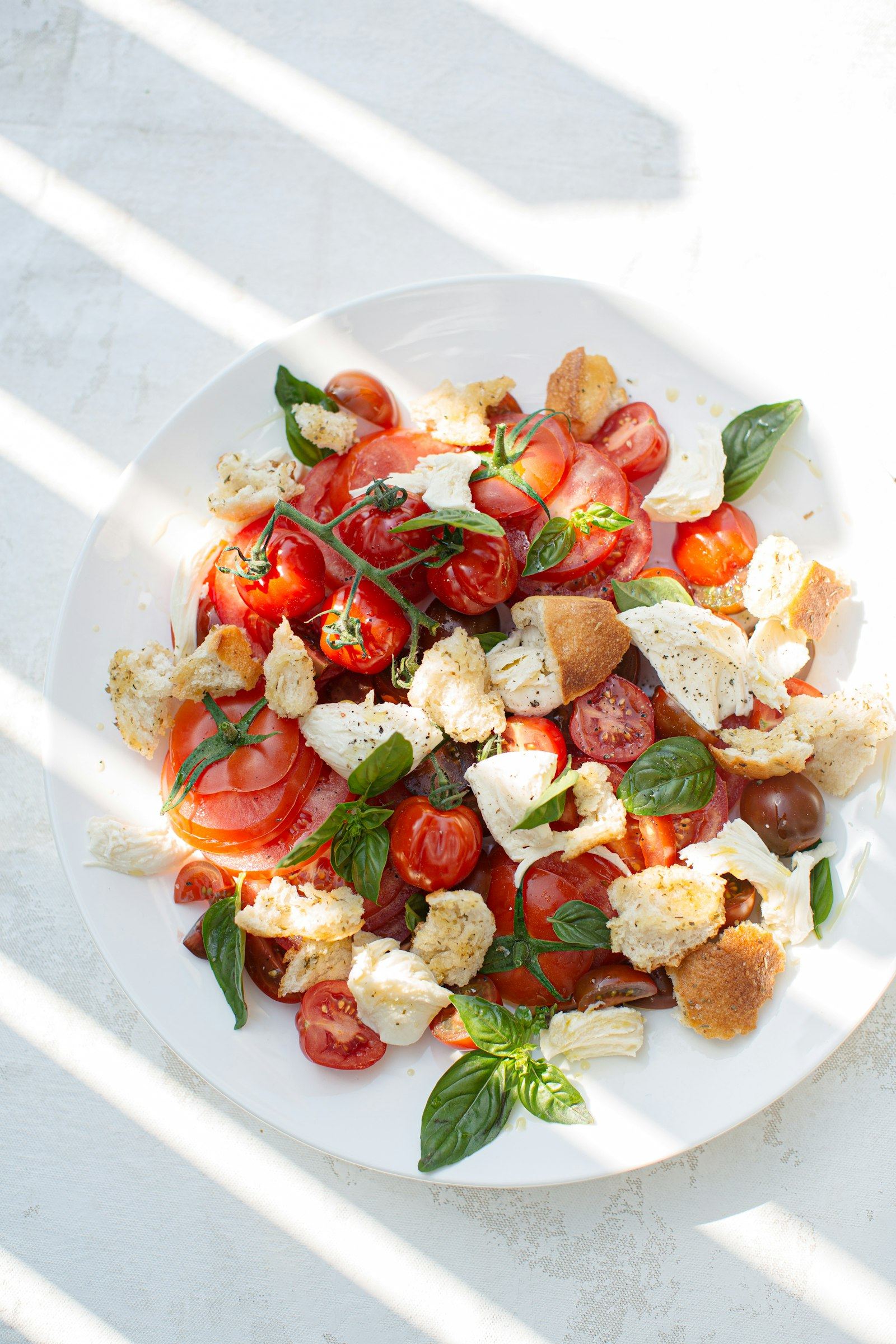 Produits de marché lumineux : tomates anciennes et burrata