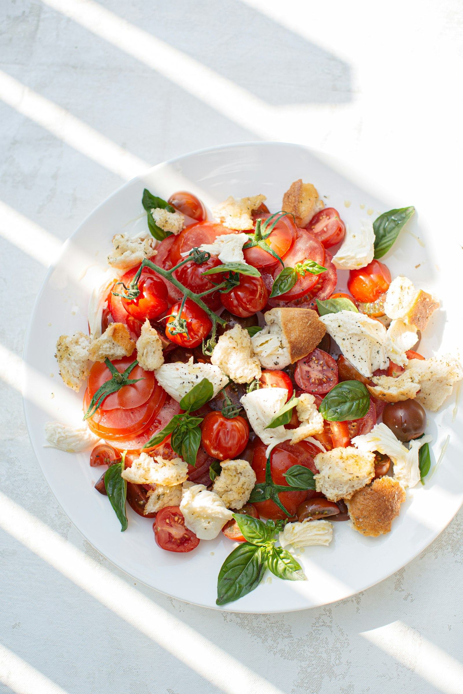 Tomates anciennes et burrata, gros plan lumineux