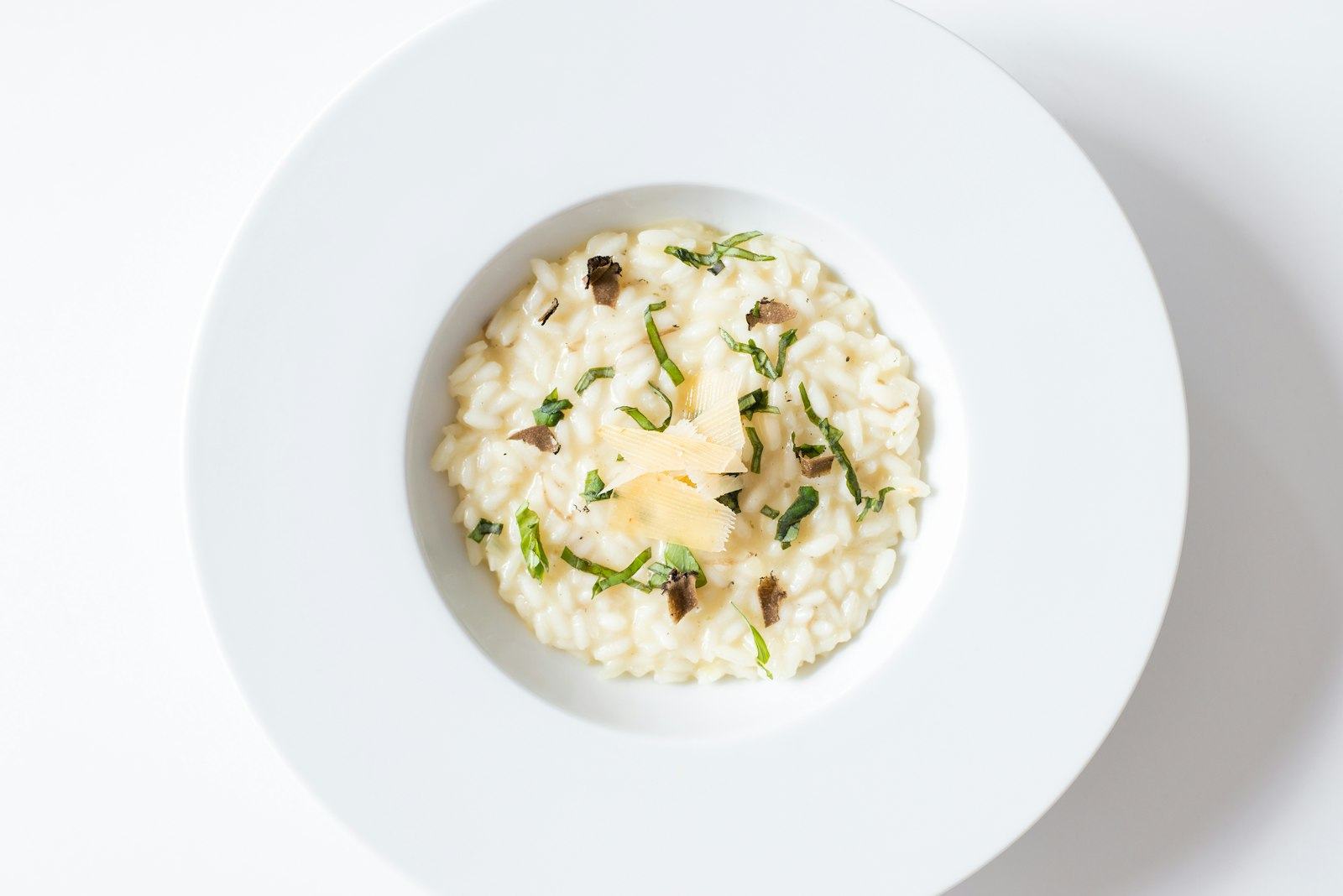 Risotto crémeux dressé dans une assiette blanche